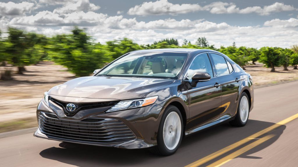 2018_Toyota_Camry_XLE_Hybrid_01_038EEB4E3D3E290644A4B597696001FE0D395CB4