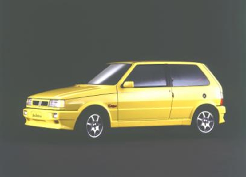 Fiat Uno completa 35 anos de Brasil