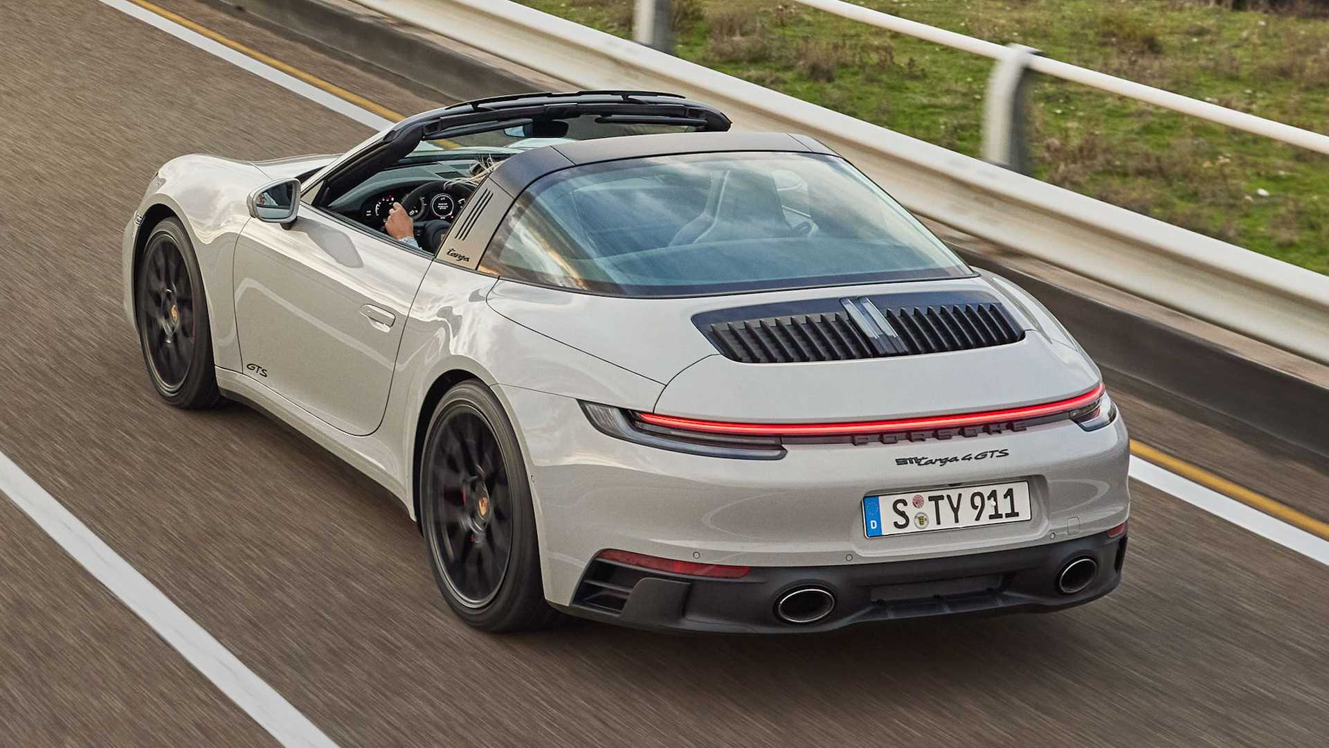 Porsche 911 chega a linha 2022 com mais potência e novo design